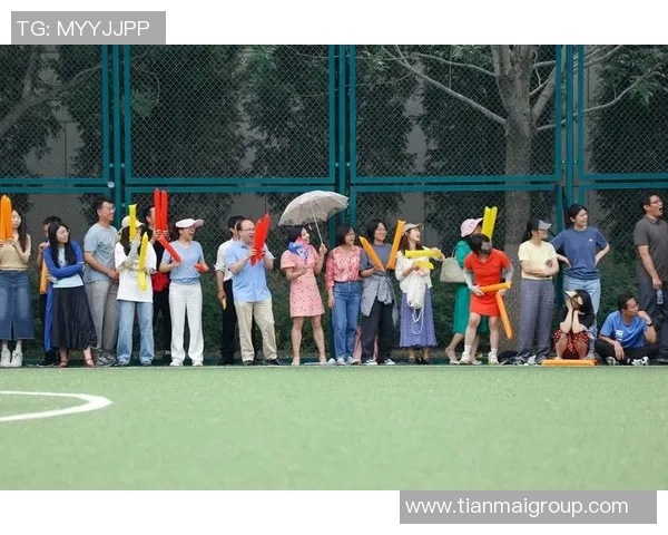 激情四溢的绿茵场上踢足球比赛展现团队合作与个人技术的完美结合